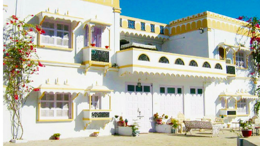 যে অঞ্চলে এই ডাইনোসরের ডিম মিলেছিল আলিয়ার বাড়ি থেকে তার দূরত্ব ছিল মাত্র ১৫ মিনিটের। বাবা নবাব মহম্মদ সালাবাতখান ববির সঙ্গে প্রায়ই সেখানে যেতেন আলিয়া। পর্যটকদের ভিড় বিবেচনা করে বাবার সঙ্গে পরিকল্পনা করে তাঁদের বাড়িটিকেই হোটেল বানিয়ে ফেলেন।