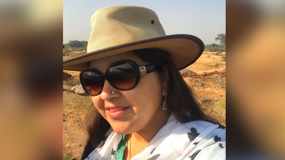 সে সময় ওই এলাকার একমাত্র বড় হোটেল ছিল এটিই। আমেরিকা, রাশিয়া-সহ বিশ্বের নানা প্রান্ত থেকে গবেষকরা এসে তাঁদের হোটেলেই থাকতেন। তাঁরা গবেষণার কাজে যখন যেতেন আলিয়াও তাঁদের সঙ্গে চলে যেতেন। তাঁদের সঙ্গে কথা বলে, তাঁদের সঙ্গে সবটা ঘুরে দেখতেন তিনি। এই ভাবেই ক্রমে আলিয়া ডাইনোসরদের সম্পর্কে জ্ঞান অর্জন করেন।