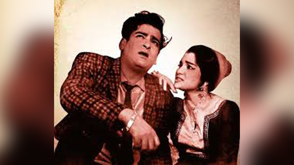 ‘প্যায়ার ভরি ওয়াদিয়া’-র গল্প এবং কুশীলব চূড়ান্ত হয়ে গিয়েছিল। মূল ভূমিকায় ছিলেন অজয় দেবগণ এবং মাসুমা হেরেকর। এ ছাড়া শাম্মি কপূর এবং আশা পারেখও ছবির জন্য নিজেদের ডেট দিয়ে দিয়েছিলেন।
(ছবি: সোশ্যাল মিডিয়া)