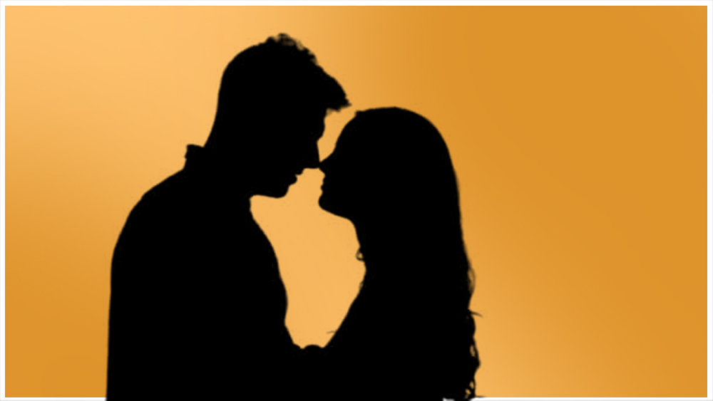 ছবির আগে ওয়ার্কশপও হয়ে গিয়েছিল। কিন্তু সব কিছু ওলটপালট হয়ে যায় মাসুমার আকস্মিক মৃত্যুতে। পরে জানা গিয়েছিল মাসুমা সে সময় প্রবীণ নামে এক তরুণের সঙ্গে প্রণয়ের সম্পর্কে ছিলেন।
(প্রতীকী ছবি)