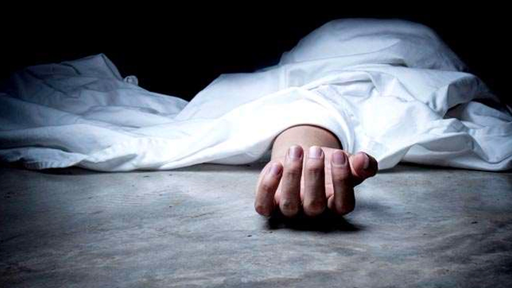 পুলিশের অনুমান, অভিনয় করবেন না বলে মাসুমা হেরেকর পালিয়ে গিয়েছিলেন প্রেমিকের সঙ্গে। পরে মুম্বইয়ের একটি হোটেল থেকে দু’জনের রক্তাক্ত দেহ উদ্ধার করা হয়। তদন্তে জানা যায়, প্রেমিক যুগল আত্মঘাতী হয়েছিলেন।
(প্রতীকী ছবি)