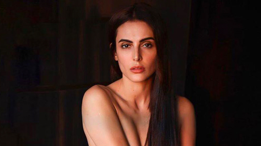 ২০১০ সালে একটি মডেলিং প্রজেক্টে ৩ মাসের জন্য তিনি মুম্বই এসেছিলেন। ফের ২০১৩ সালে তিনি মুম্বই আসেন। এ বার আর মডেলিংয়ের উদ্দেশ্যে নয়। এ বার তিনি বলিউডে কেরিয়ার গড়তে শুরু করেন।