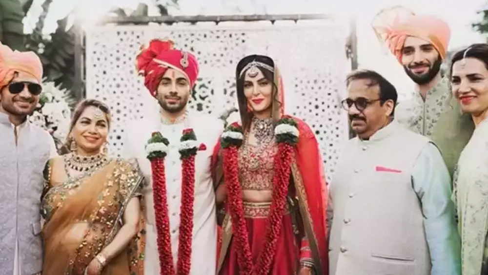 ঝামেলার সূত্রপাত হয় গৌরবের ভাই গৌতমের বিয়ে নিয়ে। মন্দানা নাকি কোনও মতেই গৌতমের বিয়ে মেনে নিতে রাজি ছিলেন না। অনেকের খবর, ওই বাড়িতে অন্য কোনও মহিলার উপস্থিতি তিনি বরদাস্ত করতে চাননি।