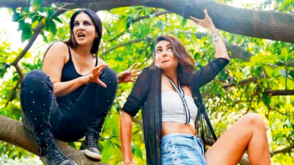 মন্দানার অভিযোগ, ফিল্ম ‘কোকা কোলা’-র শ্যুটিং চলাকালীন তিনি যখন ভ্যানিটি ভ্যানে পোশাক বদলাচ্ছিলেন, আচমকাই প্রযোজক মহেন্দ্র ধারিওয়াল সেখানে ঢুকে পড়েন এবং তাঁর উপর চিত্কার করতে শুরু করেন।