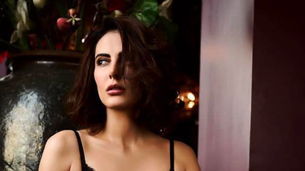 ওই প্রযোজক যদিও জানিযেছেন, মন্দানার অভিযোগ পুরোপুরি মিথ্যা। তিনি দরজায় নক করেই ভিতরে ঢুকেছিলেন।