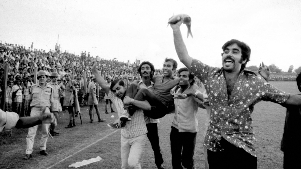 ২৯ সেপ্টেম্বর, ১৯৭৫। লাল-হলুদ ভক্তদের কাছে স্মরণীয় দিন। আইএফএ শিল্ড ফাইনালে চিরপ্রতিদ্বন্দ্বীকে ৫-০ গোলে বিধ্বস্ত করে ইস্টবেঙ্গল। সুরজিত সেনগুপ্ত প্রথম গোল করেন। শ্যাম থাপা জোড়া গোল করেন। রঞ্জিত মুখোপাধ্যায়, শুভঙ্কর সান্যালও মোহনবাগানের জালে বল জড়ান। সেই জয় নিয়ে আজও গর্ব করতে শোনা যায় ইস্টবেঙ্গল ফ্যানদের। চিরপ্রতিদ্বন্দ্বীর কাছে ৫ গোলে হারের শোক সহ্য করতে না পেরে আত্মঘাতী হয়েছিলেন মোহনবাগান অন্ত প্রাণ উমাকান্ত পালধি। তার সুইসাইড নোটে লেখা ছিল— ‘পরের জন্মে যেন মোহনবাগানের ফুটবলার হয়ে ইস্টবেঙ্গলকে গোল দিতে পারি।’