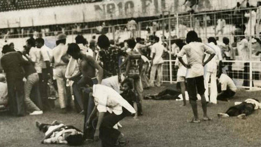 ১৬ অগস্ট, ১৯৮০। ডার্বির ইতিহাসে কালো দিন। মাঠের উত্তেজনা ছড়িয়ে পড়েছিল গ্যালারিতে। সে দিন ইডেনে তিল ধারণের জায়গা ছিল না। খেলা শুরু হয়েছিল চড়া মেজাজে। খেলা ভেস্তে দেওয়ার জন্য ফাউল, পাল্টা ফাউল চলছিল। দ্বিতীয়ার্ধের ১১ মিনিটের মাথায় বল দখলের লড়াইকে কেন্দ্র করে দুই দলের দুই ফুটবলারকে লাল কার্ড দেখানো হয়। সেই আঁচ ছড়িয়ে পরে গ্যালারিতে। পদপিষ্ট হয়ে প্রাণ হারান ১৬ জন।