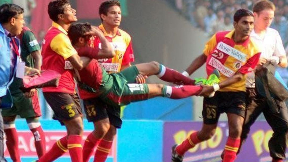 ৯ ডিসেম্বর, ২০১২। অগ্নিগর্ভ হয়ে উঠেছিল যুবভারতী। বিরতির আগে হরমনজ্যোৎ সিংহ খাবার ফ্রি কিক থেকে গোল করে এগিয়ে দিয়েছিলেন ইস্টবেঙ্গলকে। পরে নির্মল ছেত্রী ও খাবরার মধ্যে বল দখলের লড়াইকে কেন্দ্র করে উত্তপ্ত হয়ে ওঠে পরিস্থিতি। রেফারি বিষ্ণু চৌহানের সঙ্গে তর্ক জুড়ে লাল কার্ড দেখেন মোহনবাগান তারকা ওডাফা ওকোলি। আগুনে যেন ঘি পড়ে। গ্যালারি থেকে উড়ে আসে ইট, পাথর। উড়ে আসা ইটের আগাতে মাটিতে লুটিয়ে পড়েন রক্তাক্ত রহিম নবি। বিরতির পরে আর মাঠে নামেনি মোহনবাগান। ইস্টবেঙ্গলকেই জয়ী ঘোষণা করে দেওয়া হয়।