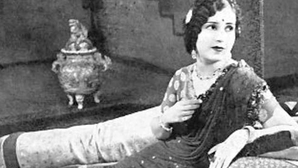 তাঁর জন্ম ভারতের কোন জায়গায় হয়েছিল সে তথ্যও নেই। শুধু এটুকু জানা যায়, ১৮৯২ সালে ভারতের এক মুসলিম পরিবারে জন্ম তাঁর।