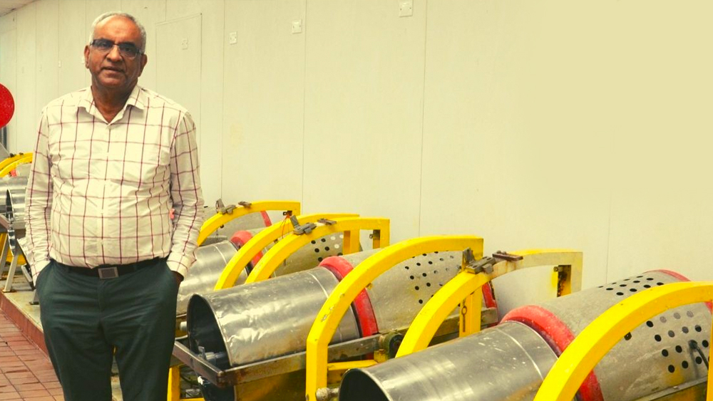 তিনি মনি কৃষ্ণন। তামিলনাড়ুর বাসিন্দা মনি আমেরিকার জনপ্রিয় দোসা বিক্রেতা। মূলত দোসার ব্যাটার বিক্রি করেন তিনি। তাঁর সংস্থা ‘সস্তা ফুড’ সেখানে ভারতীয়দের কাছে খুবই জনপ্রিয়।