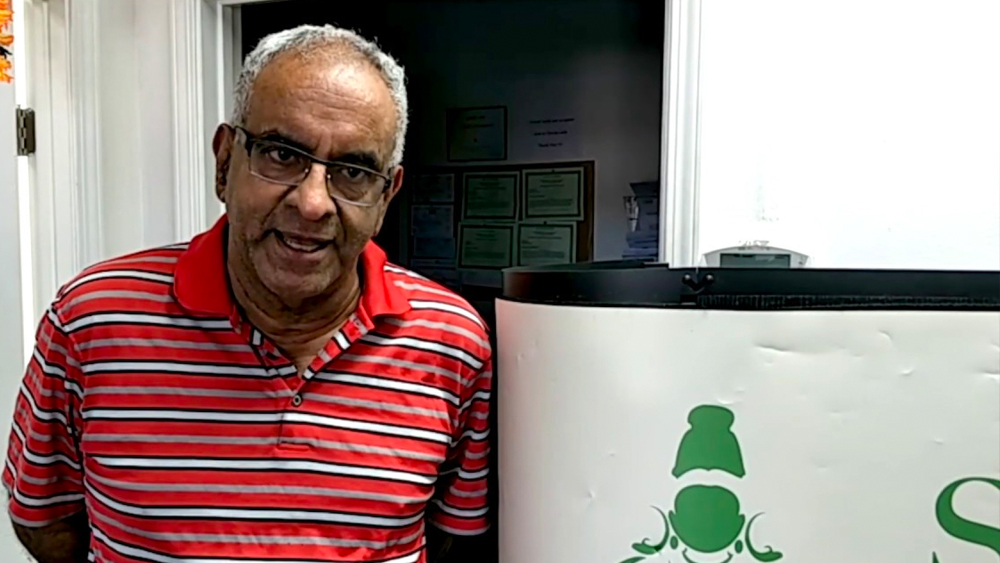 ১৯৬৩ সালে তাঁর পরিবার কর্মসূত্রে ক্যালিফোর্নিয়ায় চলে যায়। কিন্তু মনিকে তখন ভারতেই রেখে যান তাঁরা। মনি এখানে থেকেই পড়াশোনা শেষ করেন। তারপর ১৯৭৭ সালে তিনি ক্যালিফোর্নিয়ায় পরিবারের কাছে যান।