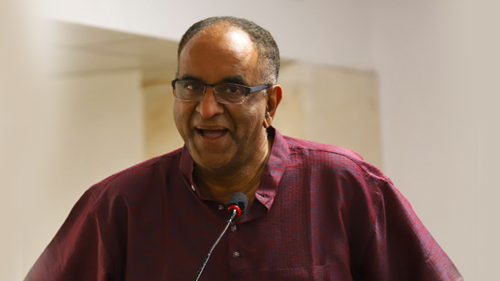 এর আগে মুম্বইয়ে অ্যাকাউন্ট্যান্টের কাজ করতেন। আমেরিকায় পৌঁছে একটি তথ্য প্রযুক্তি সংস্থায় যোগ দেন। কয়েক বছর কাজ করার পর টাকা জমিয়ে নিজের স্বপ্ন পূরণের লক্ষ্যে যাত্রা শুরু করেন।