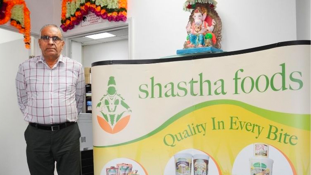 দক্ষিণ ভারতের জনপ্রিয় খাবার দোসার কথাই তাঁর মাথায় প্রথম আসে। বাড়ি বন্ধক রেখে তিনি এবং তাঁর স্ত্রী মিলে শুরু করে দেন দোসার ব্যাটার বানানো।