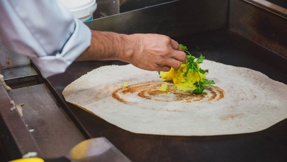 বাড়ির রান্নাঘর থেকে শুরু করা এই দোসা এখন আমেরিকার ৩৫০টি দোকানে জায়গা করে নিয়েছে। অনলাইনেও বাড়ি বসে পাওয়া যায় এই দোসা ব্যাটার।