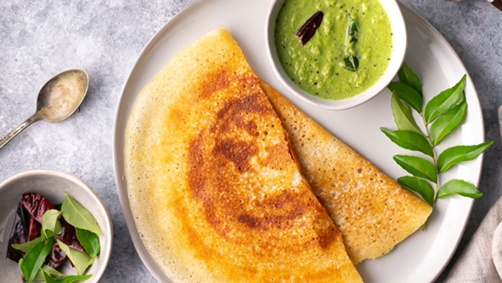 ২৫ জন কর্মী কাজ করেন তাঁর সংস্থায়। আর প্রতি সপ্তাহে সাড়ে ১২ হাজার কিলো দোসার ব্যাটার বানান তিনি।