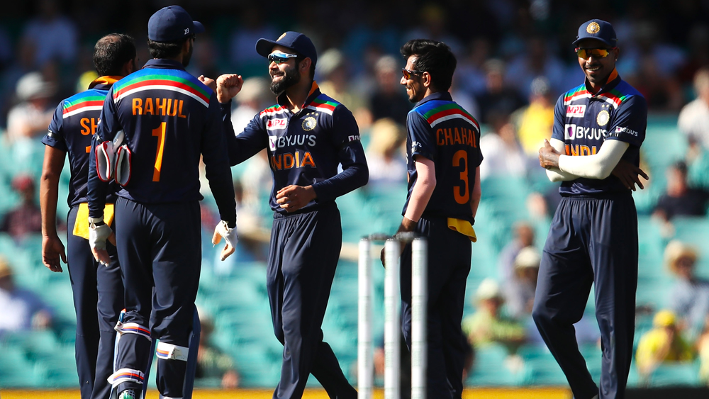 এ বারের এই গুরুত্বপূর্ণ সফরের আগে প্র্যাকটিস ম্যাচ খেলার সুযোগ পায়নি ভারত। এত দিন আইপিএল খেলার পর এক হয়েছে দল। নিজেদের এক সঙ্গে খেলার ছন্দটাই যেন হারিয়ে ফেলেছেন তাঁরা। দ্বিতীয় ম্যাচে নিজেদের মধ্যে এই বোঝাপড়ার অভাবটা কিন্তু কাটিয়ে ফেলতেই হবে।