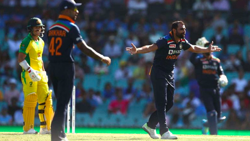 গোটা ম্যাচে ভারতীয় বোলারদের কখনওই ভয়ঙ্কর দেখায়নি। বুমরা, শামিদের অনায়াসে খেলছিলেন ফিঞ্চরা। পিচ থেকে কোনও সাহায্য পাচ্ছিলেন না ভারতীয় পেসাররা। সুইংয়ের অভাব যেমন ছিল তেমনই যেন কিছুটা ক্লান্তও লাগছিল ভারতীয় পেস অ্যাটাককে। কোনও প্ল্যান বি দেখা গেল না বোলারদের মধ্যে। এই ‘প্ল্যান বি’টাই ভেবে ফেলতে হবে বিরাটদের। এবং তা করতে হবে খুব তাড়াতাড়ি।