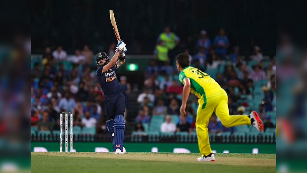 বিরাট কি ফর্ম হারিয়েছেন? তাঁর ব্যাট থেকে শেষ সেঞ্চুরি এসেছিল ওয়েস্ট ইন্ডিজের বিরুদ্ধে প্রায় দেড় বছর আগে। এর পর ঘরের মাঠে অস্ট্রেলিয়া হোক বা নিউজিল্যান্ড সফর, ৩টি হাফ সেঞ্চুরি এলেও শতরান অধরাই। ভারতীয় দলের জন্য তাঁর ফর্মে ফেরাটা জরুরি।