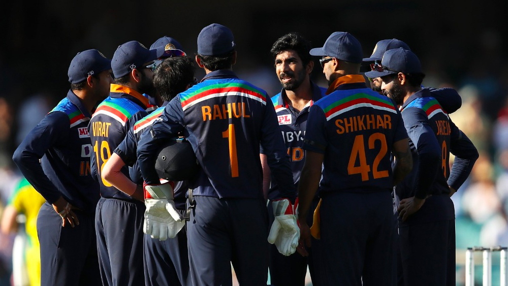 রবিবার ফের খেলা সিডনির মাঠেই। যে রকম পিচ শুক্রবার দেখা গিয়েছে তার থেকে খুব বেশি পার্থক্য হবে না বলেই মনে করা হচ্ছে। টস জিতলে ব্যাট করাটাই সঠিক সিদ্ধান্ত হবে রবিবার। তবে সেটা না হলে কিন্তু অনেক বেশি দায়িত্ব নিতে হবে ব্যাটসম্যানদের। প্রথম ম্যাচের মতো তাড়াহুড়ো করলে সিরিজের সাঙ্গ হয়ে যাবে সিডনিতেই।