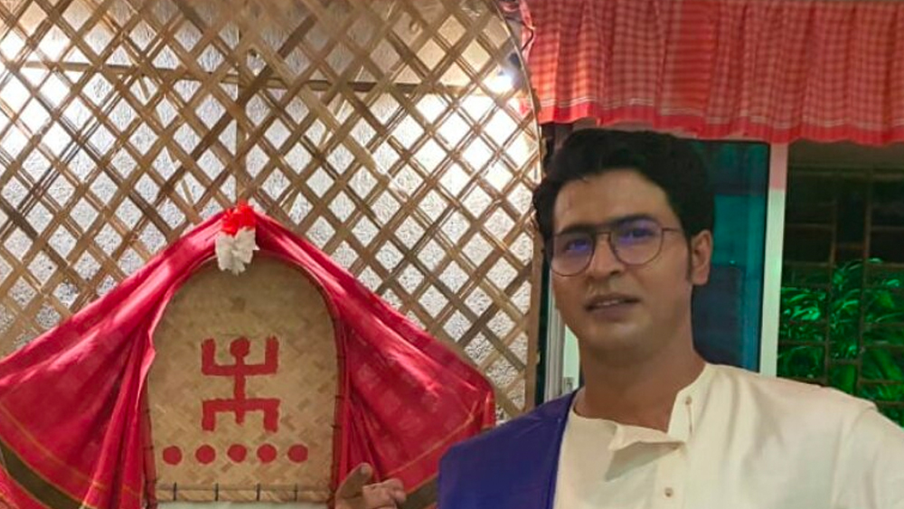 আর অনির্বাণ ভট্টাচার্য? নাট্য দুনিয়া থেকে বড় পর্দা। যেখানেই পা রেখেছেন ছয়ের পর ছয় মেরেছেন। তাঁর বান্ধবী, তাঁর সম্পর্ক, বিয়ে, ইত্যাদি নিয়ে বহু দিন ধরেই দর্শকমহলে তুমুল কৌতুহল ছিল।