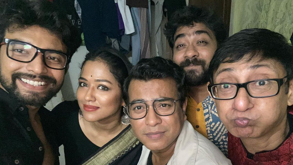 অনির্বাণের সঙ্গে কখনও সোহিনী সরকার, কখনও তূর্ণা দাসের নাম জড়িয়ে জলঘোলা হয়েছিল অনেক। বছর খানেক আগে মধুরিমা গোস্বামীকে নিয়ে জল্পনা শুরু হয়।