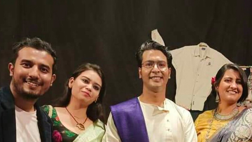 কিন্তু ব্যক্তিগত পরিসরে কাউকে প্রবেশাধিকার দেননি অনির্বাণ ও মধুরিমা। আচমকাই তাঁদের বিয়ের খবর পেয়ে হুলুস্থুল পড়ে যায় নেটদুনিয়ায়।