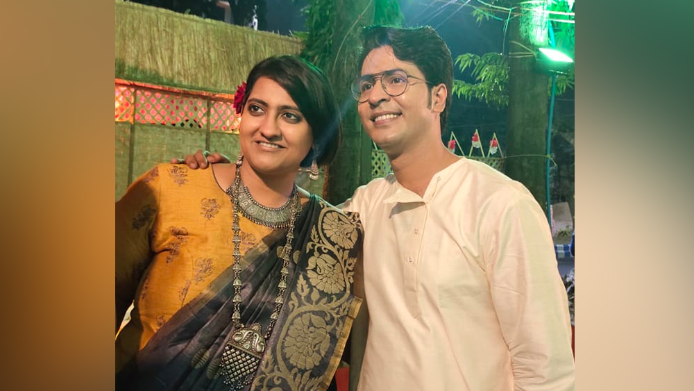 ‘বিবাহিত অনির্বাণ’। এই দুই শব্দ শুনেই বিরহে কাতর নায়কের বহু অনুরাগী। অনেকেই আবার শুভেচ্ছাবার্তা জানিয়েছেন।