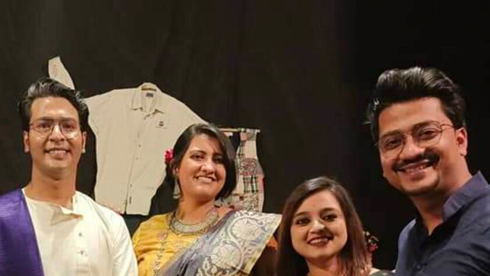 কিন্তু সবকিছুর মধ্যেও ট্রোলিং তাঁদের পিছু ছাড়েনি। কটূক্তি করার জন্য যেন মুখিয়ে ছিল নেটাগরিকরা। তাঁদের বিয়ের ছবি ও ভিডিয়ো শেয়ার করে কেউ প্রশ্ন তুললেন মধুরিমার সিঁদুর পরার ধরন নিয়ে। কেউ আবার রেগে গিয়ে ‘মালাবদল ও সিঁদুর পরানোর মতো রীতি মানা হল কেন!’ বলে শোরগোল ফেললেন।