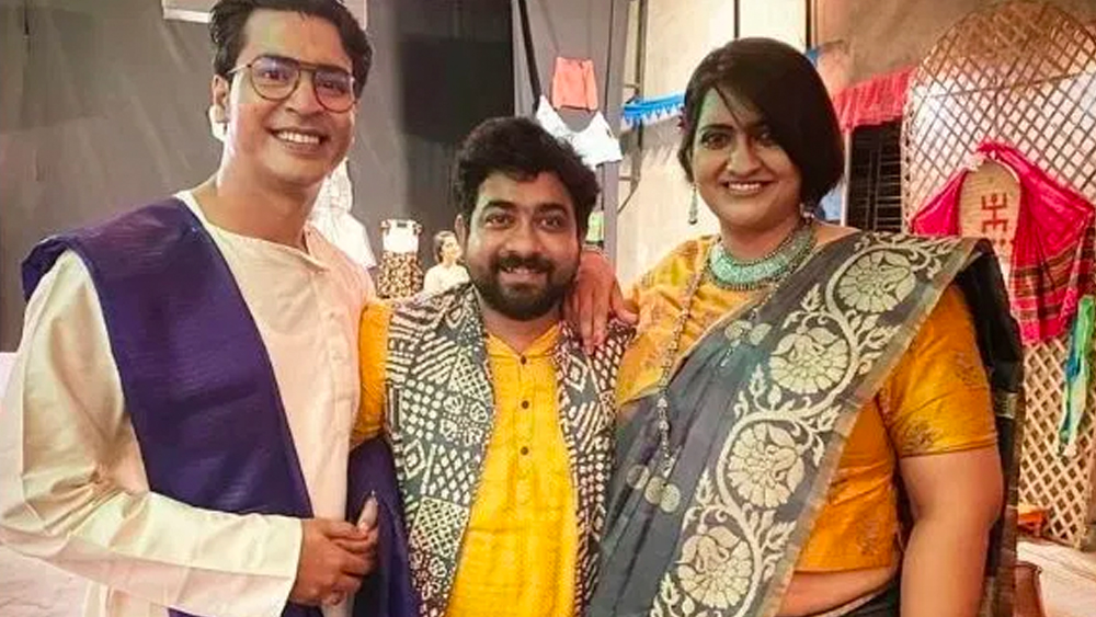 সে সব কটূক্তিকে ফুৎকারে উড়িয়ে দিয়ে শুক্রবার নিজেদের রিসেপশনে বড়ই খোশমেজাজে ছিলেন তাঁরা। সেই প্রমাণ ঘুরে বেড়াচ্ছে সোশ্যাল মিডিয়ার আনাচে কানাচে।