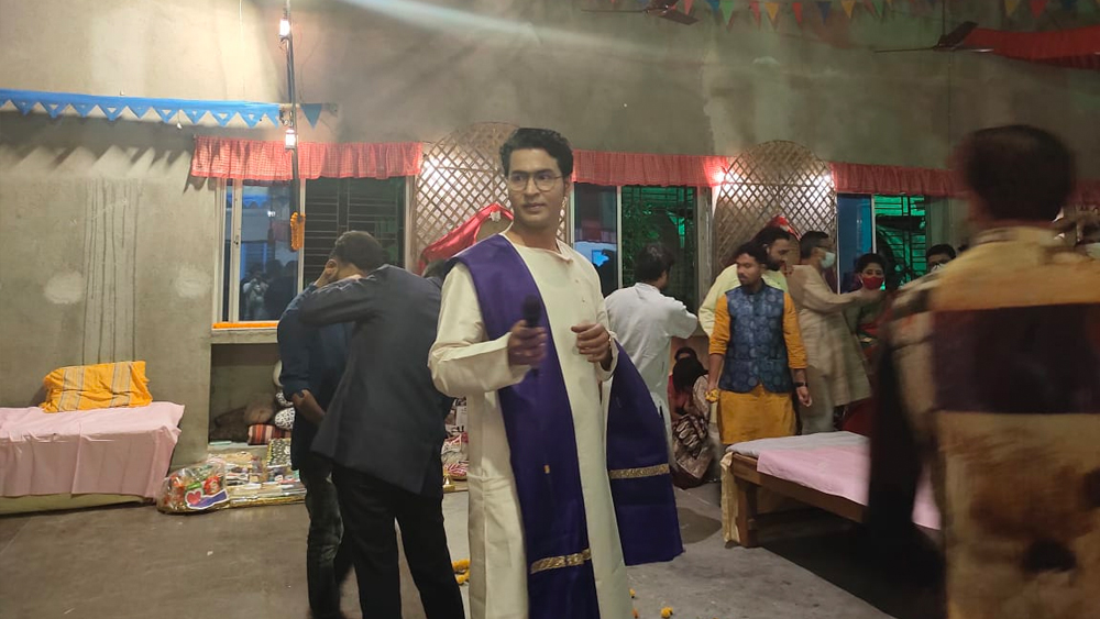 ন্যাশনাল মাইম ইনস্টিটিউটেই রিসেপশনের অনুষ্ঠানটি আয়োজিত হয়েছিল। অনির্বাণের নাট্যদলের সদস্যরা নবদম্পতির জন্য একটি ছোট্ট নৃত্যনাট্যের ব্যবস্থা করেছিলেন। যুগলের অগোচরেই বন্দোবস্ত চলেছিল।