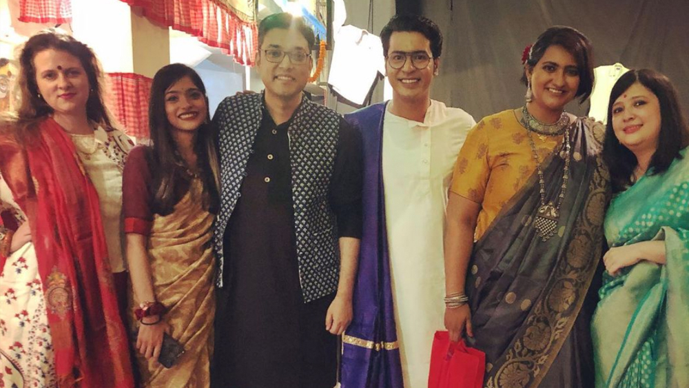 উপস্থিত ছিলেন গায়ক অনুপম রায়, তাঁর স্ত্রী পিয়া চক্রবর্তী, পরমব্রত চট্টোপাধ্যায়ের বান্ধবী ইকা। শ্যুটিংয়ে ব্যস্ত থাকায় পরমব্রত অনুষ্ঠানে থাকতে পারেননি। ইকার সাজগোজে লালের ছোঁয়া। পিয়ার লাল রঙের ব্লাউজের সঙ্গে হালকা সোনালি শাড়ি বেশ মানিয়েছে। অন্য দিকে অনুপম বেছে নিয়েছিলেন কালো রংকেই।