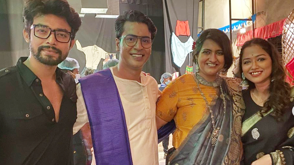 এ ছাড়াও ছিলেন অভিনেত্রী সোহিনী সরকার ও অভিনেতা রণজয়। দু’জনেই পরেছিলেন কালো রঙের পোশাক। ছবিটি পোস্ট করে সোহিনী লিখেছেন, ‘বিবাহ অভিযান’।