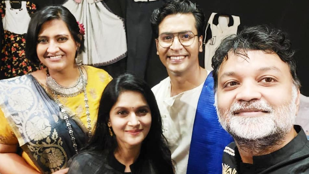 পরিচালক সৃজিত মুখোপাধ্যায়, তাঁর স্ত্রী মিথিলা সঙ্গে নবদম্পতির এই ছবির জন্য যেন মুখিয়ে ছিলেন নেটাগরিকেরা। অনির্বাণের বিয়ের খবর প্রকাশ্যে আসতেই মিথিলা মজা করে পোস্ট করেছিলেন, ‘সৃজিত বড়ই দুঃখ পেয়েছেন এই খবরে’। তাই নিয়ে হাসির রোল উঠেছিল নেট দুনিয়ায়।