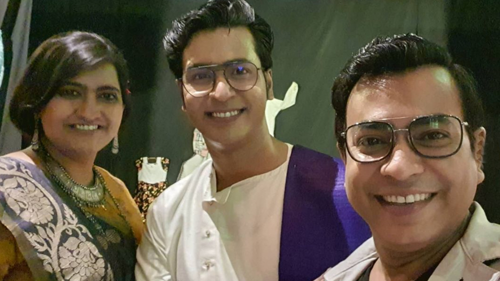 অনির্বাণ ও মধুরিমার সঙ্গে ছবি তুলে ইনস্টাগ্রামে পোস্ট করেছে‌ন অভিনেতা রুদ্রনীল ঘোষও। লিখেছেন, ‘অনির্বাণ-মধুর বিয়ের আড্ডায়’।