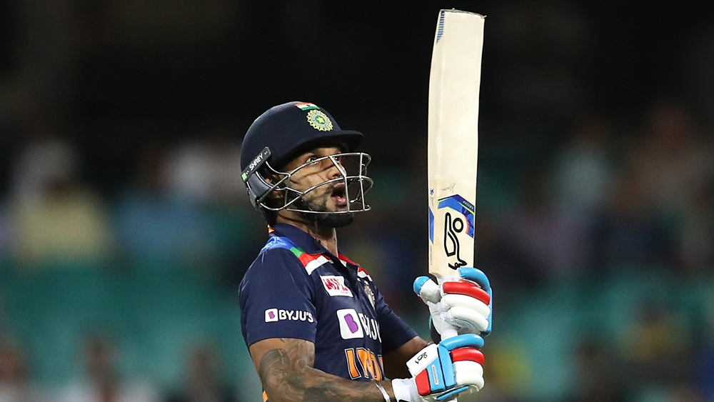 শিখর ধওয়ন: রোহিতের অনুপস্থিতিতে দায়িত্ব তুলে নিয়েছেন নিজের কাঁধে। আইপিএল-এর ফর্ম ধরে রাখতে সফল ‘গব্বর’। প্রথম ম্যাচে ময়াঙ্ককে সঙ্গে নিয়ে ভাল শুরুও করে ছিলেন। মাঝের ওভারে হার্দিক যখন সংহার মূর্তি ধারণ করেছিলেন, তিনি পালন করে যাচ্ছিলেন অ্যাঙ্করের কাজ। কিন্তু শেষ রক্ষা হয়নি। দ্বিতীয় ম্যাচে তাঁর ব্যাট থেকে সেঞ্চুরি দেখার অপেক্ষায় থাকবে ভক্তরা।