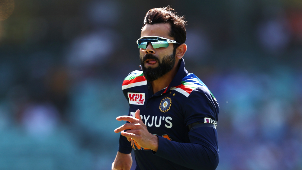 বিরাট কোহালি: অধিনায়কের ব্যাট থেকে বড় রান চাইবে দল। সিডনির মাঠে যখন অস্ট্রেলিয়ার স্টিভ স্মিথ শতরান করে ফেলেছেন, বিরাটের সামনেও কিন্তু চ্যালেঞ্জ নিজেকে প্রমাণ করার। বিশ্ব ক্রিকেটের সেরা ২ ব্যাটসম্যানের লড়াইও যে চলছে অস্ট্রেলিয়ার মাঠে।