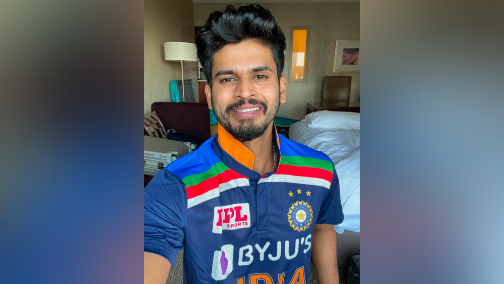 শ্রেয়াস আইয়ার: বিরাট, ময়াঙ্ক ফেরার পর তাঁর দিকেই তাকিয়ে ছিল দল। মঞ্চ তৈরি ছিল বুঝিয়ে দেওয়ার যে ভারতের ৪ নম্বর জায়গাটার মালিক শুধু তিনিই। কিন্তু প্রথম ম্যাচে নিজেকে প্রমাণ করতে পারেননি শ্রেয়াস। দ্বিতীয় ম্যাচে সুযোগ পাবেন বলেই মনে করা হচ্ছে, যদিও সঞ্জু স্যামসন, মণীশ পাণ্ডেরা কিন্তু রয়েছেন সুযোগের অপেক্ষায়।