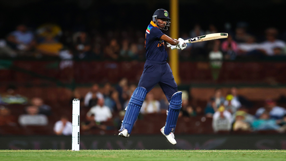 হার্দিক পাণ্ড্য: ব্যাট হাতে তাঁর ঝোড়ো ৯০ রান আশা দেখিয়েছিল দলকে। তবে শেষ রক্ষা হয়নি। বল করতে না পারায় ভুগতে হয়েছে দলকে। তবে ব্যাটসম্যান হার্দিককে বসানোর কথা ভাবাই যাবে না।