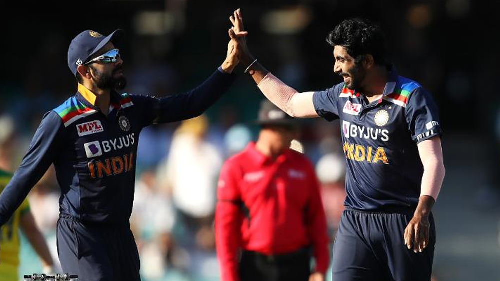 যশপ্রীত বুমরা: দলের প্রধান বোলার দাগ কাটতেই পারলেন না প্রথম ম্যাচে। তাঁকে অনায়াসে খেলে গেলেন ফিঞ্চরা। দল থেকে তাঁর বাদ যাওয়ার সম্ভাবনা নেই, তবে দলের প্রয়োজনে তিনি উইকেট তুলতে না পারলে কিন্তু মুশকিল টিম ইন্ডিয়ার।