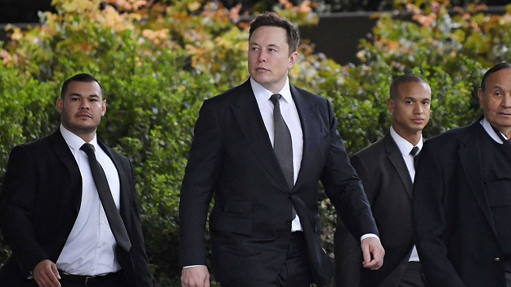 এলনের জন্ম ১৯৭১ সালে দক্ষিণ আফ্রিকার প্রিটোরিয়ায়। বাবা ছিলেন এক জন বড় মাপের ইঞ্জিনিয়র। মা ছিলেন এক জন জনপ্রিয় কানাডিয়ান মডেল। আজ যে খ্যাতি, যে প্রতিপত্তি এলনের, তার ভিত পোঁতা ছিল তাঁর শৈশবেই।