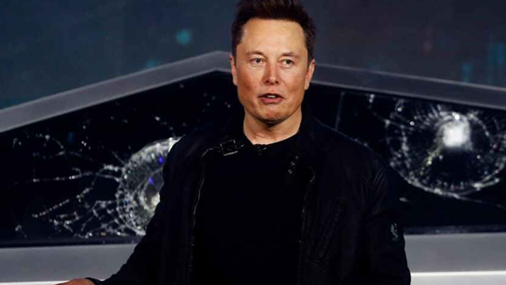 কল্পনাপ্রবণ হওয়ায় স্কুলে তাঁর খুব একটা বন্ধু ছিল না। বেশির ভাগ সময় বই নিয়েই থাকতেন তিনি। তবে পরে অবশ্য কারাটে এবং কুস্তি শিখেছিলেন।