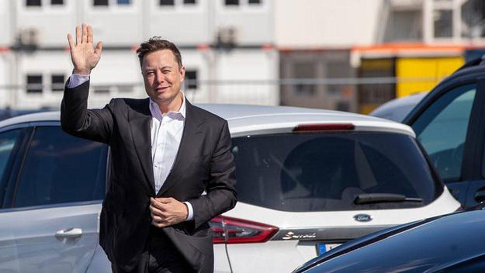 ১৯৮৯ সালে উচ্চশিক্ষার জন্য এলন কানাডায় চলে যান। ওই বছরই তিনি কানাডার নাগরিকত্ব পান।