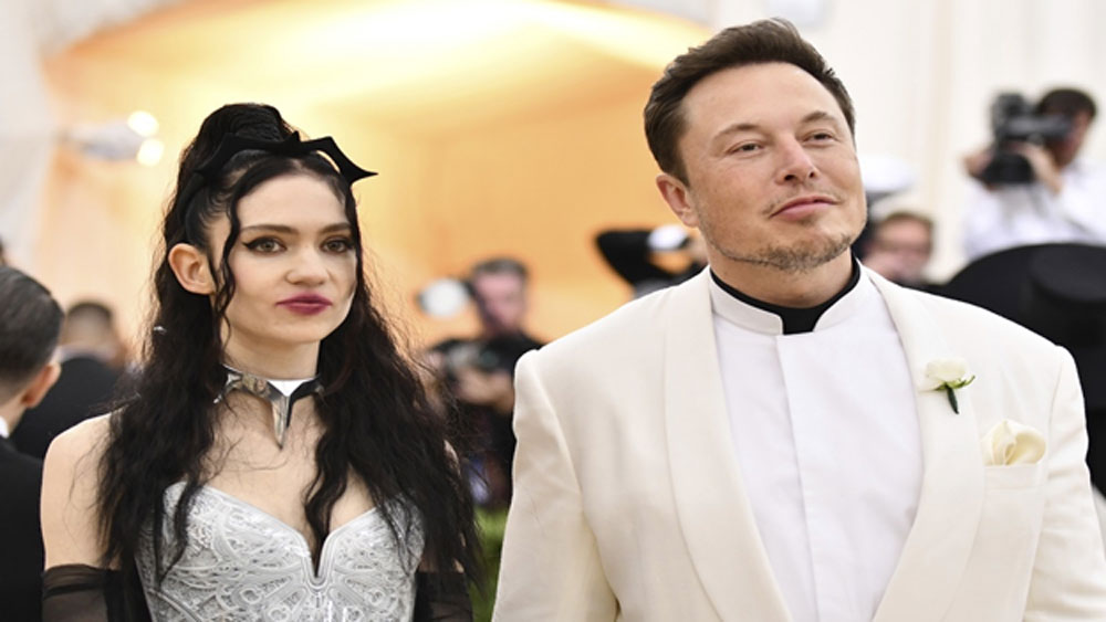 ৩ স্ত্রীয়ের সঙ্গেই বিচ্ছেদ হয়ে গিয়েছে এলনের। তৃতীয় স্ত্রীয়ের সঙ্গে বিচ্ছেদ হয় ২০১৬ সালে। তার পর থেকে প্রেমিকা গ্রিমসের সঙ্গেই রয়েছেন তিনি। X AE A-12 মাস্ক প্রেমিকা গ্রিমসেরই ছেলে।