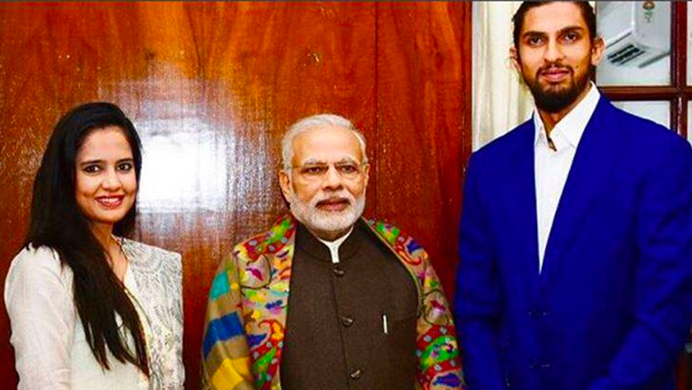 হবু স্ত্রীর সঙ্গে এ ভাবেই আলাপ হয়েছিলে ইশান্তের। সেই অনুষ্ঠানে তিনি গিয়েছিলেন প্রতিমার দিদি প্রিয়ঙ্কার আমন্ত্রণে। প্রসঙ্গত, প্রতিমার বাকি ৪ বোনই বাস্কেটবল খেলোয়াড়। তাঁর দিদি প্রিয়ঙ্কা বর্তমানে ন্যাশনাল ইনস্টিটিউট অব স্পোর্টসে বাস্কেটবল কোচ। বাকি বোনদের মধ্যে দিব্যা অনূর্ধ্ব ১৬ পুরুষ বাস্কেটবল দলের প্রশিক্ষক। প্রশান্তি মহিলাদের জাতীয় দলের অধিনায়ক। আকাঙ্ক্ষা এবং প্রতিমাও খেলছেন জাতীয় দলে। বাস্কেটবলের দুনিয়ায় তাঁরা পরিচিতি ‘সিংহ সিস্টার্স’ নামে।