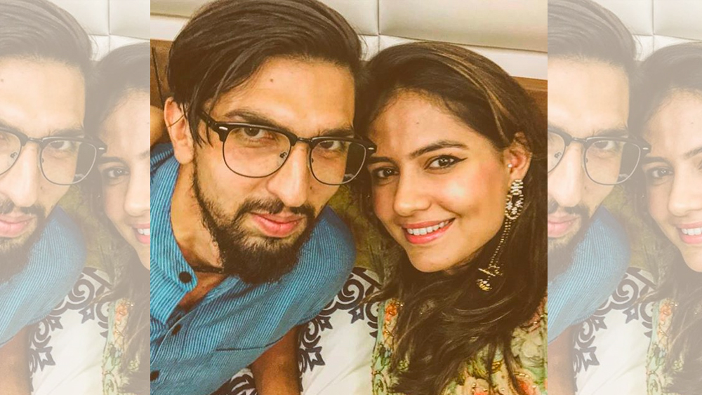 প্রতিমার বোন দিব্যা ছিলেন ইশান্তের বন্ধু। তাঁর আমন্ত্রণেই বাস্কেটবল টুর্নামেন্টে হাজির ছিলেন ভারতীয় পেসার। কিন্তু কী করে আর জানবেন, সেখানেই তাঁর অপেক্ষায় থাকবেন হবু জীবনসঙ্গিনী!