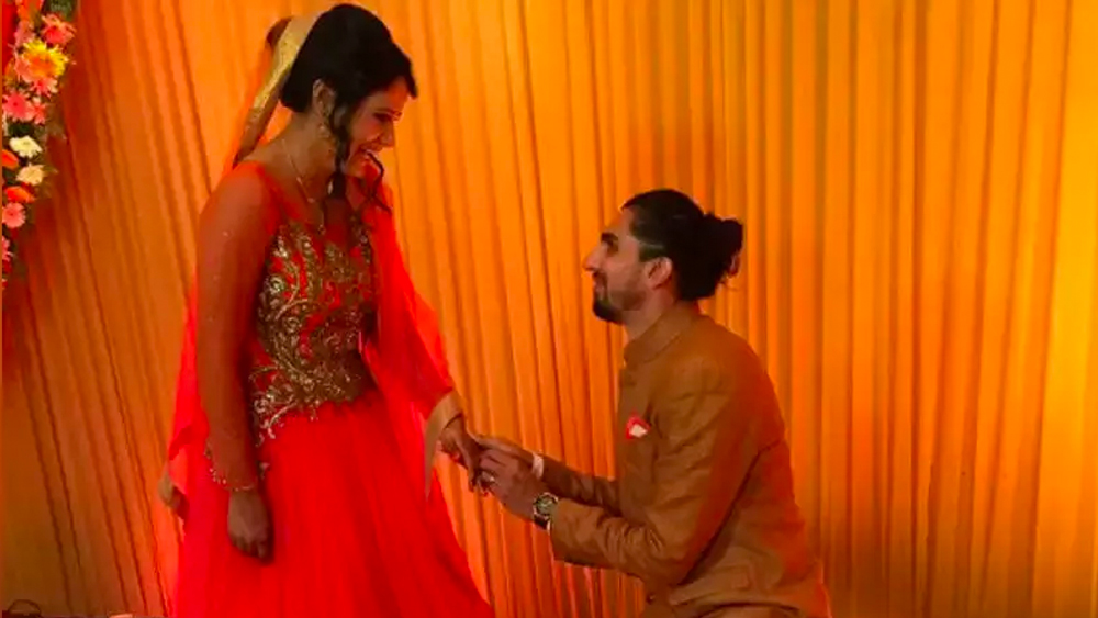 শেষে দ্বিধা কাটিয়ে ২০১৬ সালে প্রতিমাকে প্রোপোজ করেন ইশান্ত। ৩ বছরের প্রেমপর্বের পরে ২০১৬ সালের জুন মাসে তাঁদের এনগেজমেন্ট হয়। বিয়ে হয় আরও ৬ মাস পরে। গুরুগ্রামে নটিং হিলস ফার্মহাউসে সাতপাকে বাঁধা পড়েছিলেন ইশান্ত-প্রতিমা। তাঁদের বিয়ের আসরে অতিথিদের মধ্যে বড় অংশ ছিল ক্রিকেট এবং বাস্কেটবল দুনিয়ার বিখ্যাত মুখ।