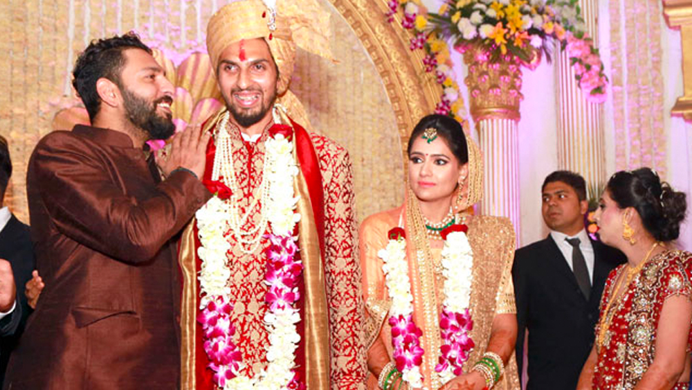 বিয়েতে নবদম্পতিকে শুভেচ্ছা জানাতে হাজির ছিলেন টিম ইন্ডিয়ার প্রাক্তন অধিনায়ক মহেন্দ্র সিংহ ধোনি, ক্রিকেটার যুবরাজ সিংহ এবং অলিম্পিকে পদকজয়ী কুস্তিগীর যোগেশ্বর দত্ত।