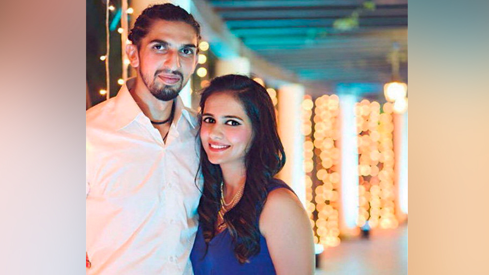 ইশান্ত এবং প্রতিমা জানিয়েছেন, খেলাধূলার প্রতি ভালবাসাই তাঁদের সম্পর্ককে দ্রুত গাঢ় করেছে। বিয়ের পরও জাতীয় দলের হয়ে খেলা চালিয়ে যাবেন, আগেই বলেছিলেন প্রতিমা। সে কথা তিনি রেখেছেন। স্ত্রীর কেরিয়ারে বাধা হয়ে দাঁড়াননি ‘বাস্কেটবল পরিবার’-এর জামাই ইশান্তও।