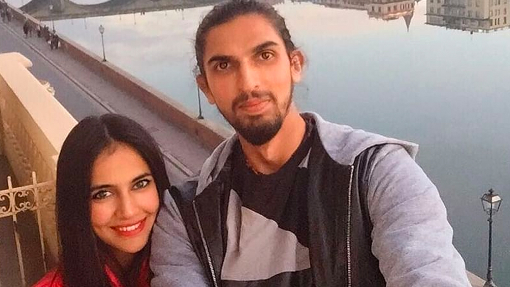 নিজেদের খেলা নিয়েও রসিকতার ছলে তর্ক লেগেই থাকত দু’জনের মধ্যে। প্রতিমা বলতেন, ক্রিকেটে কোনও শারীরিক কসরতের দরকারই পড়ে না। অন্য দিকে ইশান্তের দাবি ছিল, বাস্কেটবলে অত পরিশ্রমের কিছু নেই। তবে দু’জনেই আখেরে অন্যের খেলার প্রতি শ্রদ্ধাশীল। সেটাই তাঁদের সম্পর্কের ভিত্তি বলে মনে করেন এই খেলোয়াড় দম্পতি।