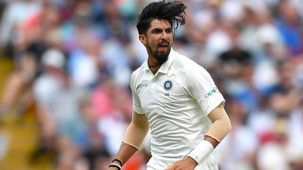 দিল্লির ছেলে ইশান্ত ক্রিকেটের জন্য দশম শ্রেণির পরে স্কুলের পর্ব শেষ করেন। অনূর্ধ্ব ১৯, প্রথম শ্রেণির ক্রিকেট, রঞ্জি থেকে শুরু টেস্ট অভিষেক। সব কিছুই তিনি এবং বিরাট কোহালি শুরু করেছেন একই ম্যাচ দিয়ে। উচ্চতার জন্য সতীর্থদের কাছে ‘লম্বু’ ডাকনাম পাওয়া ইশান্ত দেশের অন্যতম দ্রুতগতির ফাস্ট বোলার।